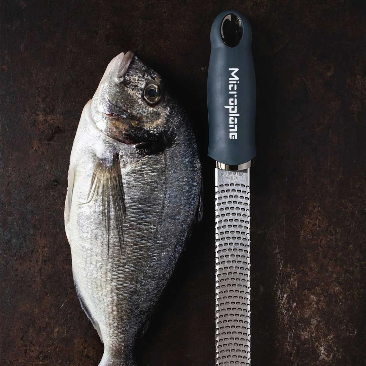 Microplane Premium Reibe / Zester, Anthrazit Grau 4 Microplane Premium Reibe / Zester, Anthrazit Grau – Bild 4