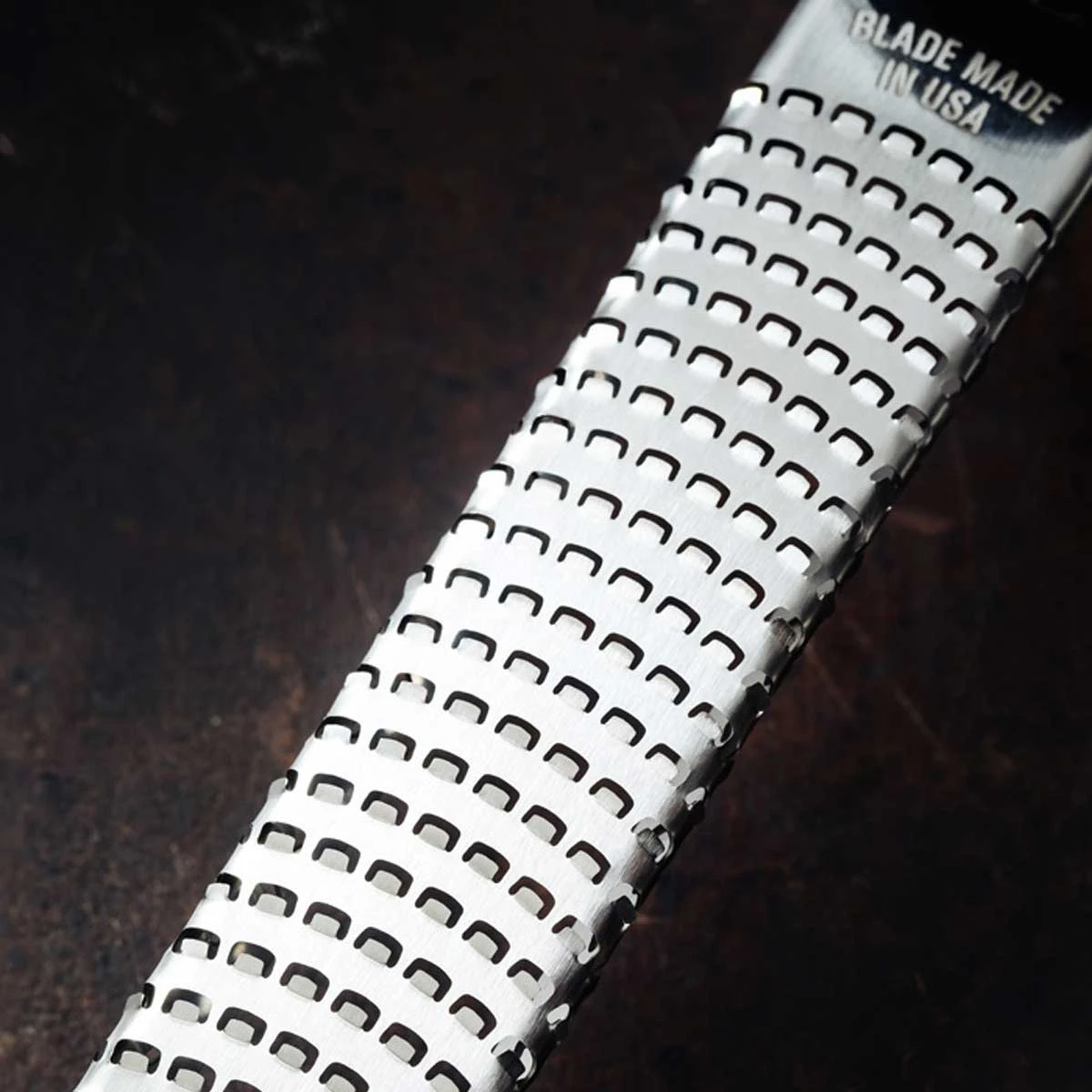 Microplane Premium Reibe / Zester, Anthrazit Grau 2 Microplane Premium Reibe / Zester, Anthrazit Grau – Bild 2