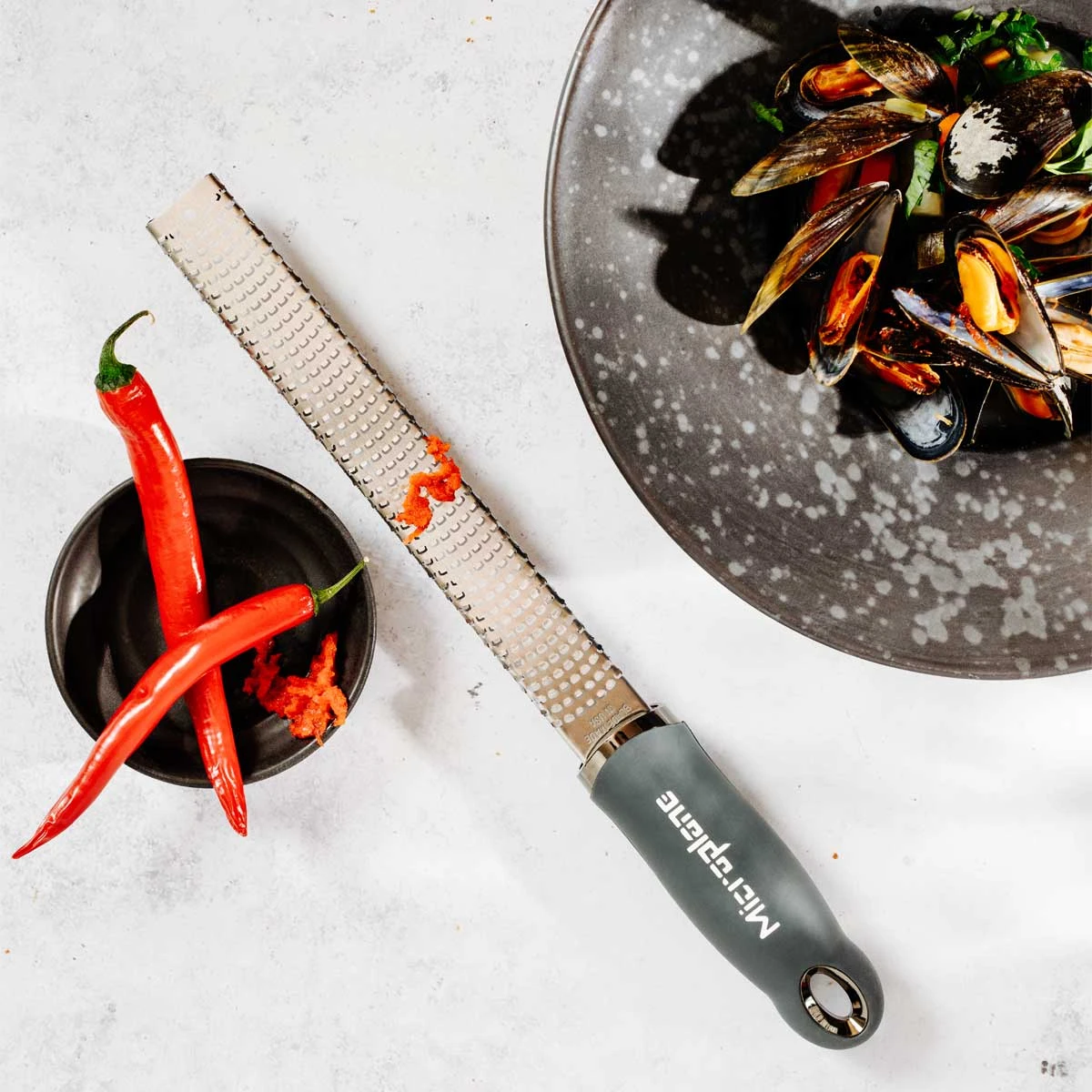 Microplane Premium Reibe / Zester, Anthrazit Grau 3 Microplane Premium Reibe / Zester, Anthrazit Grau – Bild 3