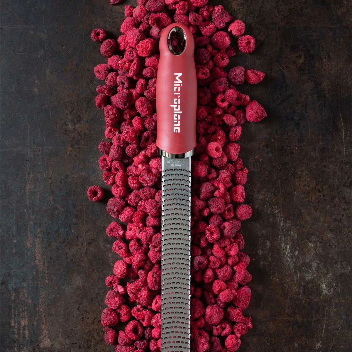 Microplane Premium Reibe / Zester, Granatapfelrot 2 Microplane Premium Reibe / Zester, Granatapfelrot – Bild 2